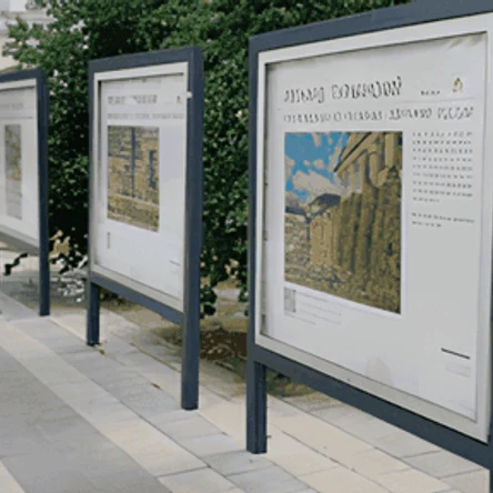 Информационные щиты и стойки